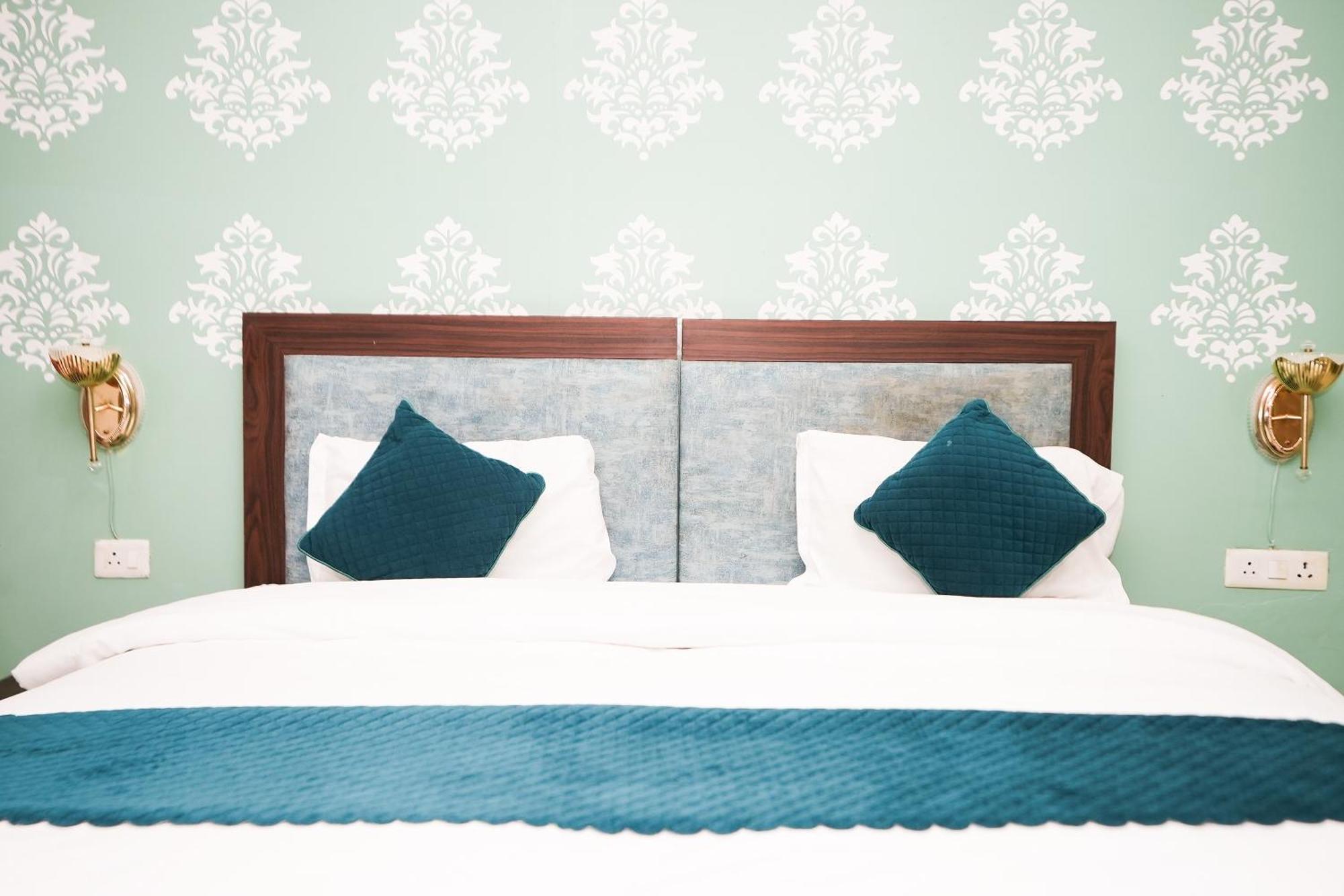 Tanvi Premium Residency Near Artemis Hospital, Gurugram Hotel Gurgaon Buitenkant foto