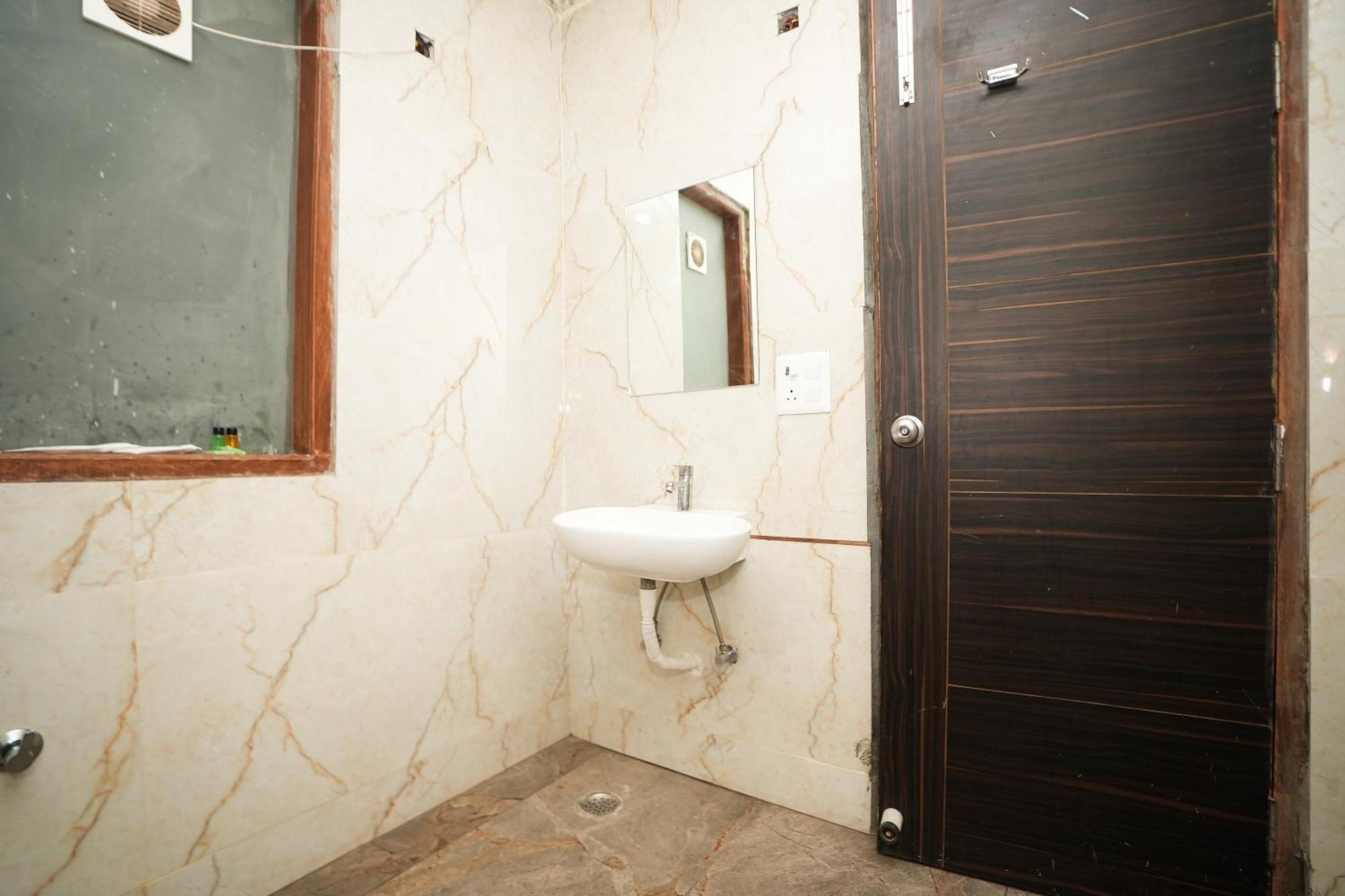 Tanvi Premium Residency Near Artemis Hospital, Gurugram Hotel Gurgaon Buitenkant foto